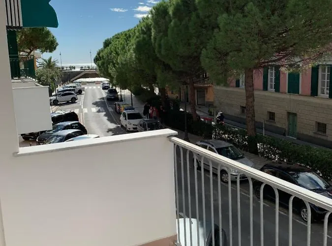 Casa Bianca 2 - Confortevole In Centro A アパート モネーリア